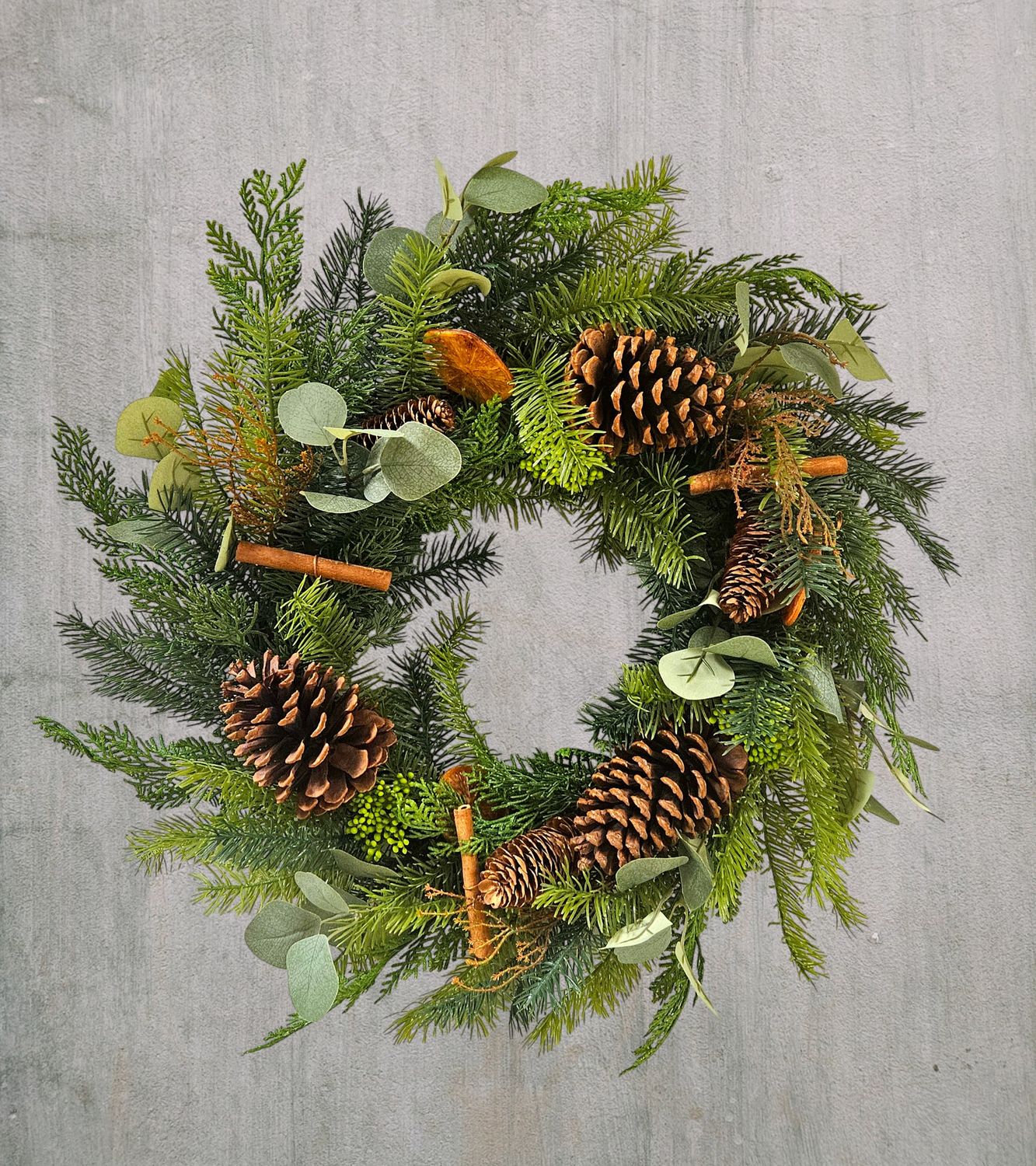 Künstlicher Weihnachtskranz mit Naturfrüchten und Zapfen, Ø 65 cm, olive-braun