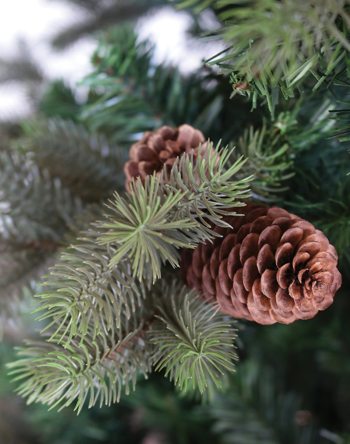 Künstlicher Tannenbaum mit Zapfen auf Metallständer, gemischt, 255 cm