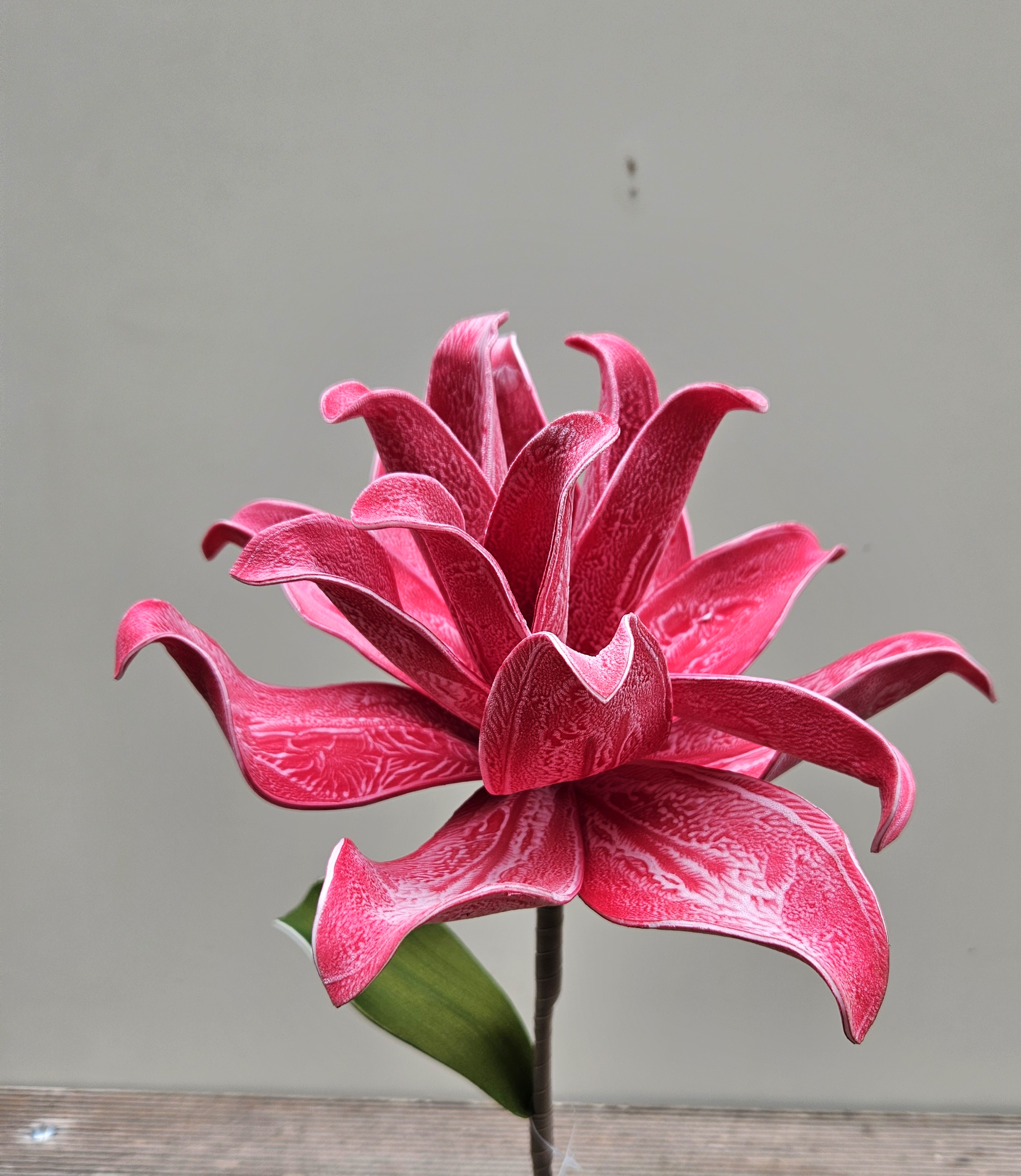 Deko Softflower 'Kamelie', 80 cm, purpurrot