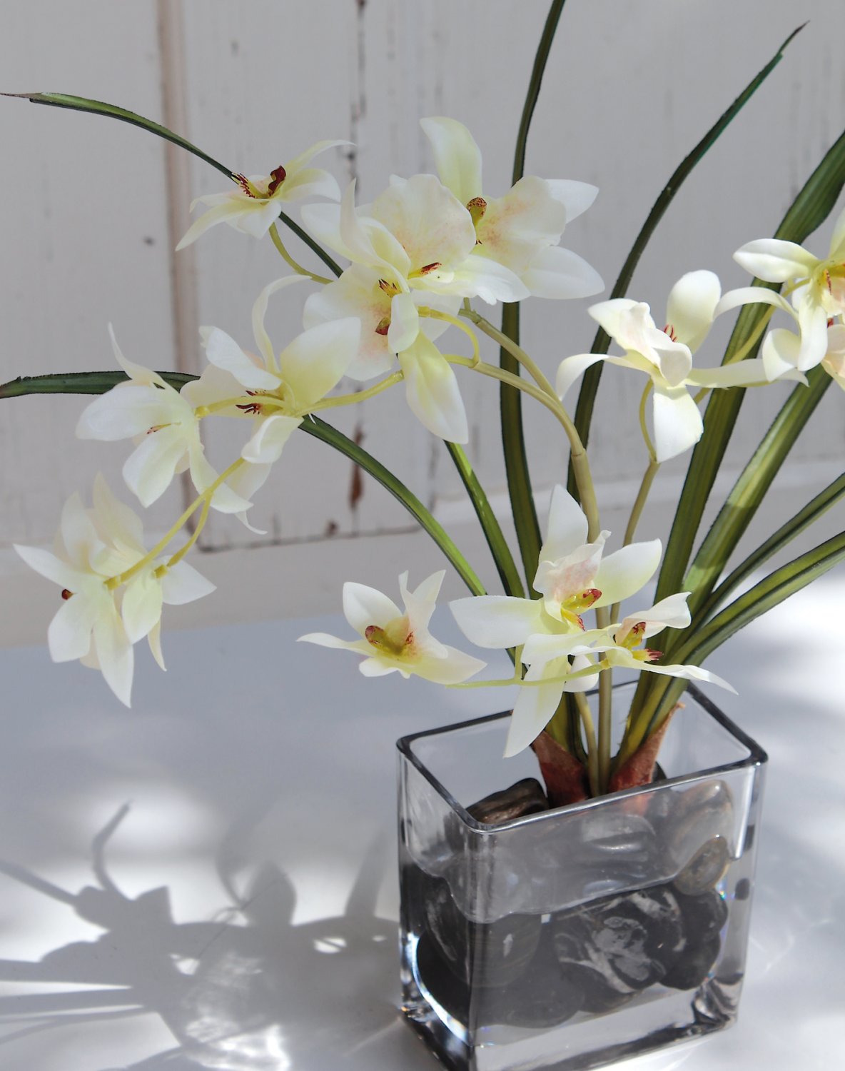 Orchidee artificiali in una ciotola di vetro. Disposizione di orchidee dal  vero tocco. -  Italia