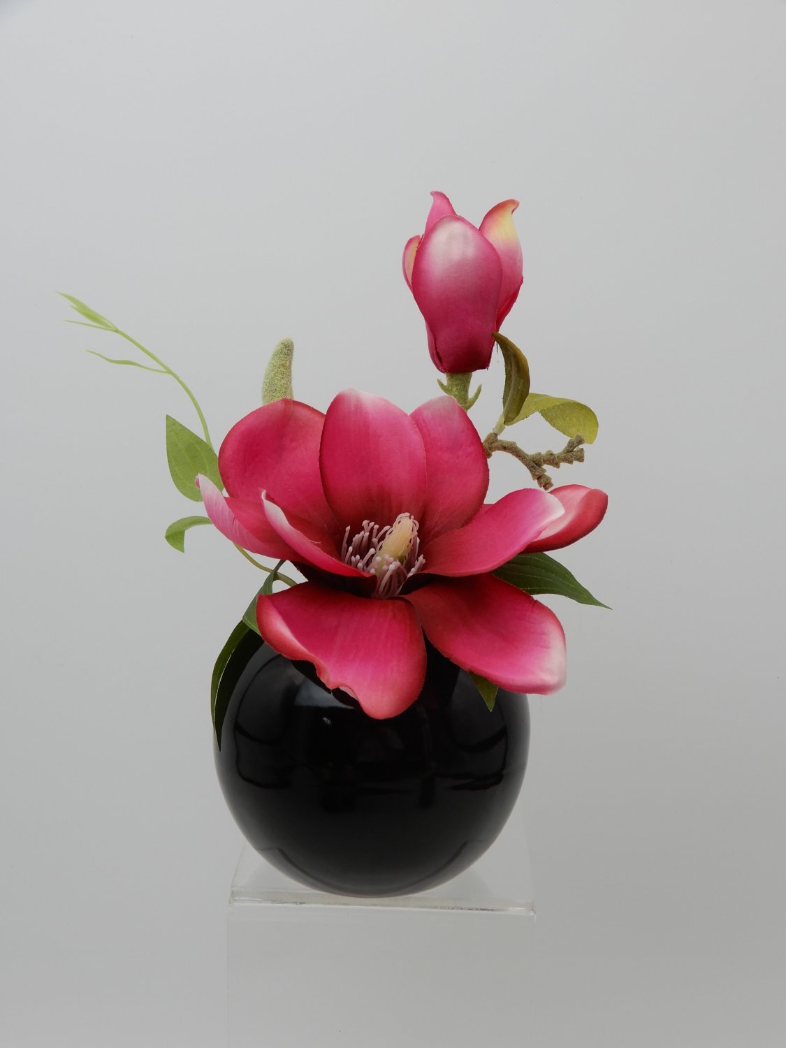 Künstliche Magnolie im schwarzen Keramiktopf, 15 cm, trendy purple