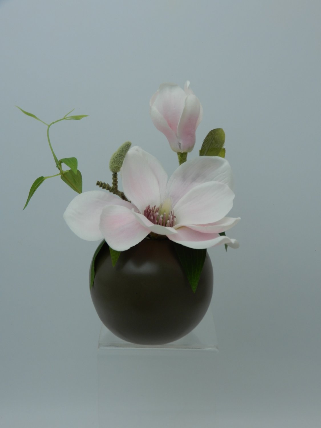 Kunstmagnolie im schlammfarbenen Keramiktopf, 15 cm, weiß-rosa