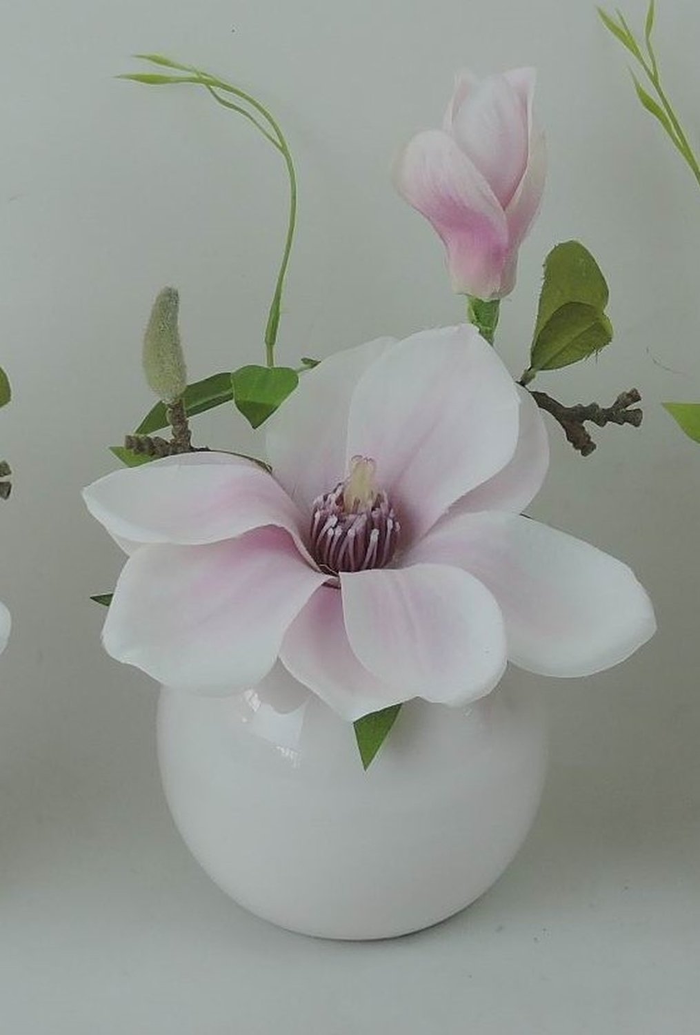 Kunstblume Magnolie im weißen Keramiktopf, 15 cm, creme-rosa